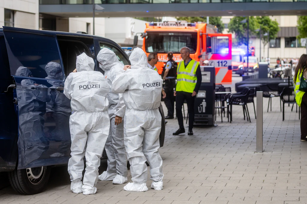 Mitarbeiter der Spurensicherung kamen zum Tatort und stellten Untersuchungen an. die Hintergründe der Tat sind aktuell unklar.