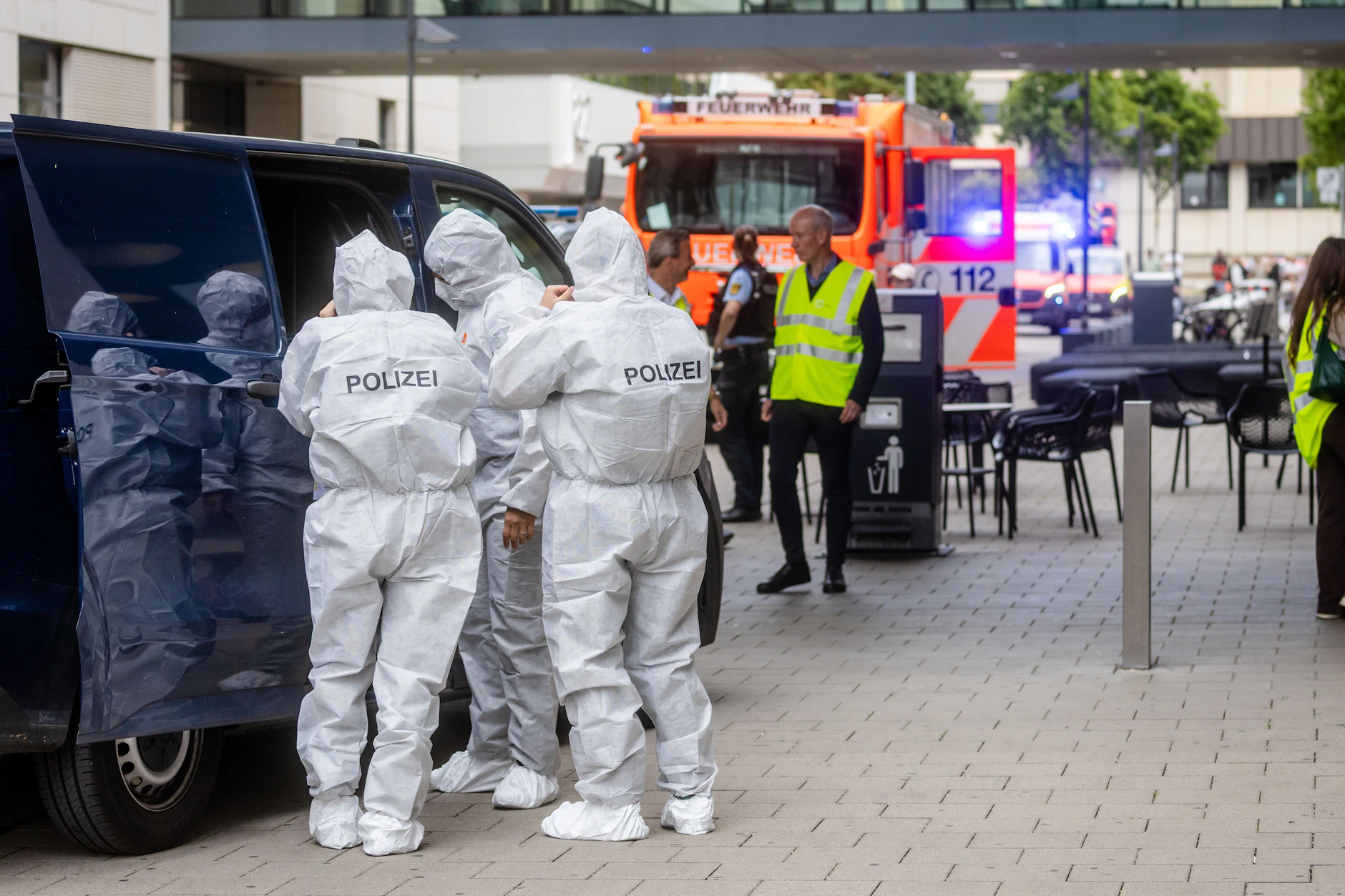 Mitarbeiter der Spurensicherung kamen zum Tatort und stellten Untersuchungen an. die Hintergründe der Tat sind aktuell unklar.