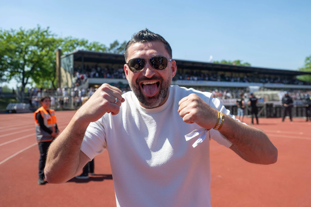 Ätsch! Altglienicke-Sportdirektor Torsten Mattuschka rechnet mit den Kritikern des Vereins ab.