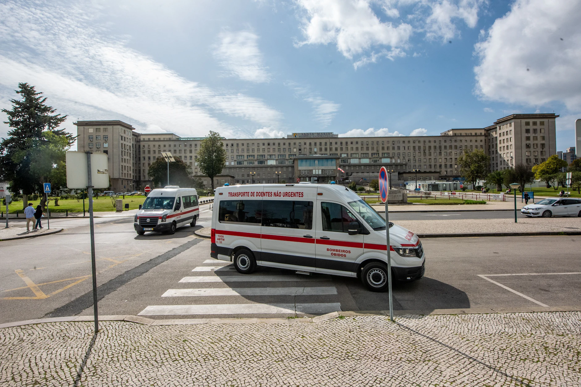 Ein Krankenwagen vor einem Krankenhaus in Portugal. Für das Mädchen kam die Hilfe zu spät.