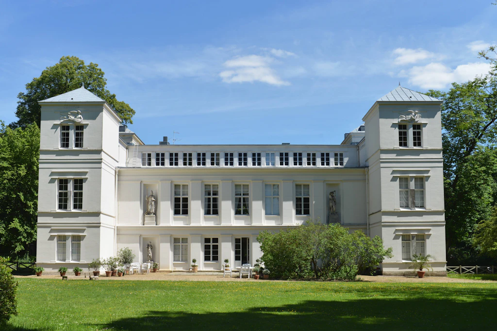 Die Gartenseite von Schloss Tegel. Die Reliefs an den Ecktürmen zeigen antike Windgötter – Schinkel zitierte damit den Turm der Winde in Athen.