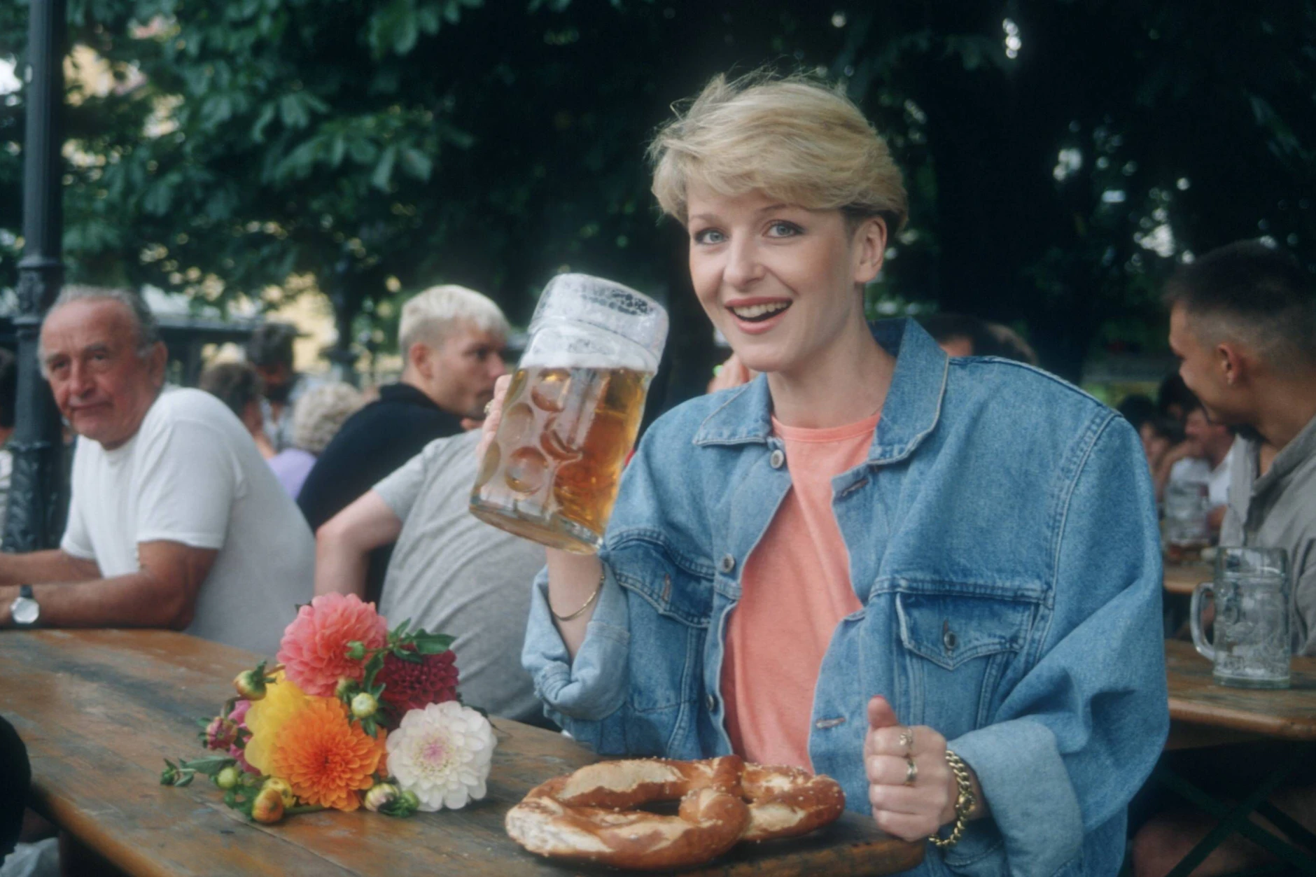 Anfang der 90er Jahre ist Carmen Nebel im Westen angekommen. Hier prostet sie mit einer Maß Bier in einem Münchener Biergarten.