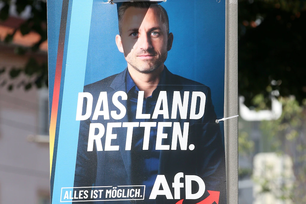 Wie Loriot schon sagte: „Der beste Platz für Politiker ist das Wahlplakat. Dort ist er tragbar, geräuschlos und leicht zu entfernen.“