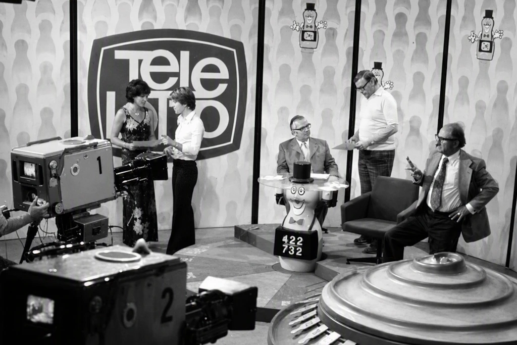 Der Blick ins Fernsehstudio: Der Ziehung der Lottozahlen in der Ferrnsehsendung „Tele-Lotto“ verfolgten Millionen in der DDR. Der Ziehungsapparat war bis 1984 die sogenannte Lotto-Schnecke (vorne).