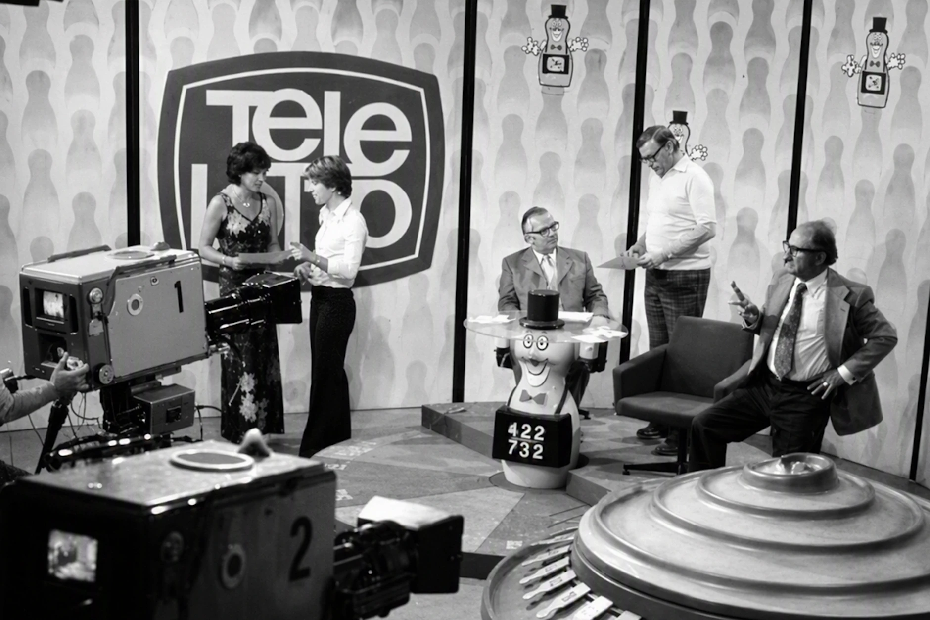 Der Blick ins Fernsehstudio: Der Ziehung der Lottozahlen in der Ferrnsehsendung „Tele-Lotto“ verfolgten Millionen in der DDR. Der Ziehungsapparat war bis 1984 die sogenannte Lotto-Schnecke (vorne).