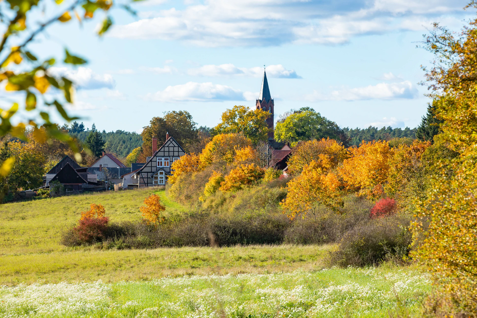Blick auf Altkünkendorf. Der Ortsteil von Angermünde liegt an einer alternativen Wegvariante des Jakobswegs entlang der historischen Reichsstraße Via Imerii.