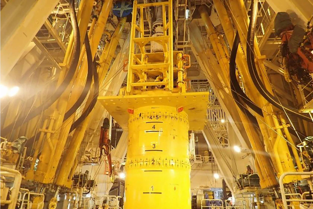 Ein großer Bohrer auf dem Tiefseebohrschiff „Chikyu“ vor Minamitorishima