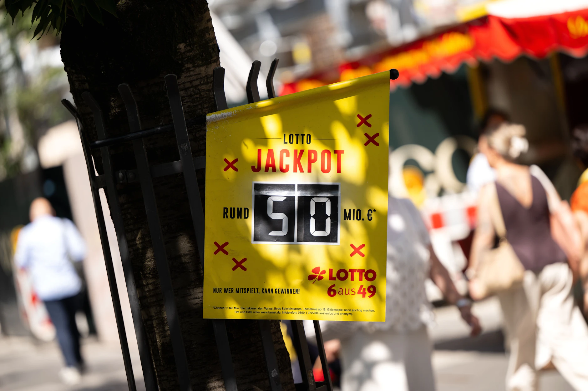 Der Jackpot beim Lotto 6 aus 49 steht schon seit Wochen bei 50 Millionen Euro. Am Samstag hoffen wieder viele Spieler auf den großen Gewinn.