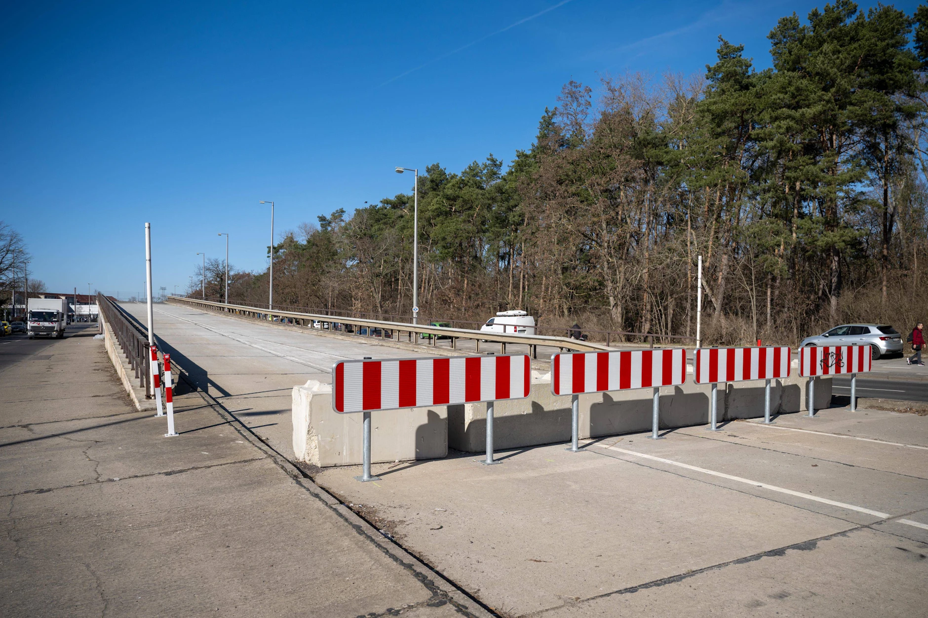 Hier rollten seit 1989 Autos über die Wuhlheide-Brücke. Nach 36 Jahren werden ab nächster Woche auch die letzten Rampen abgerissen.