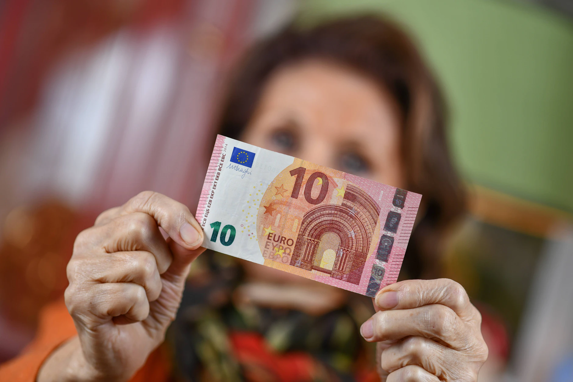 Wenig Geld nach vielen Jahren Arbeit? So geht es nicht wenigen Arbeitnehmern in Deutschland. Grund dafür ist die Art, wie die Rente berechnet wird. Wie hart die jahrelange Arbeit war, zählt hier nicht.