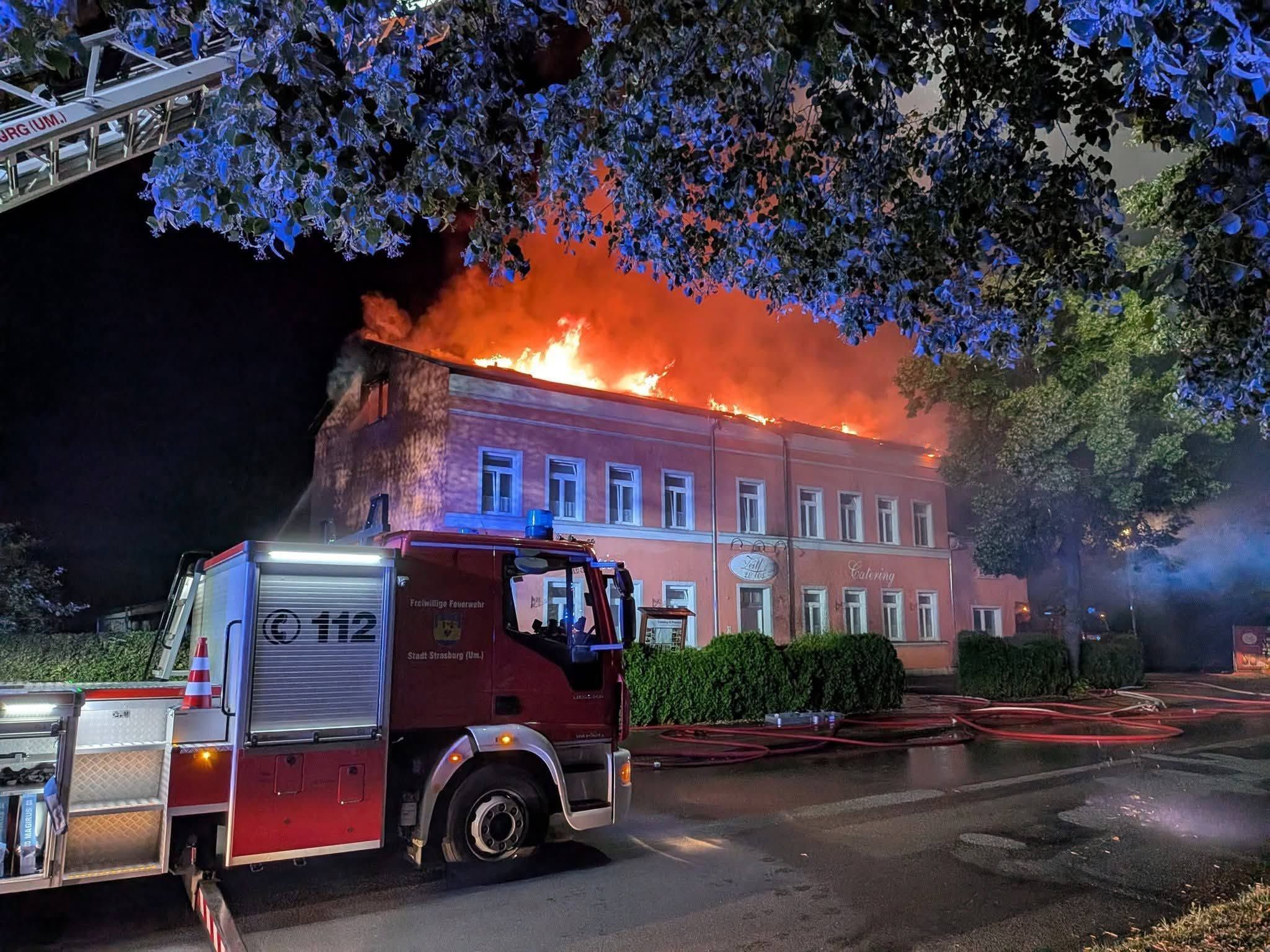 Halbe Million Euro Schaden: Dachstuhlbrand zerstört Wohnungen in Strasburg