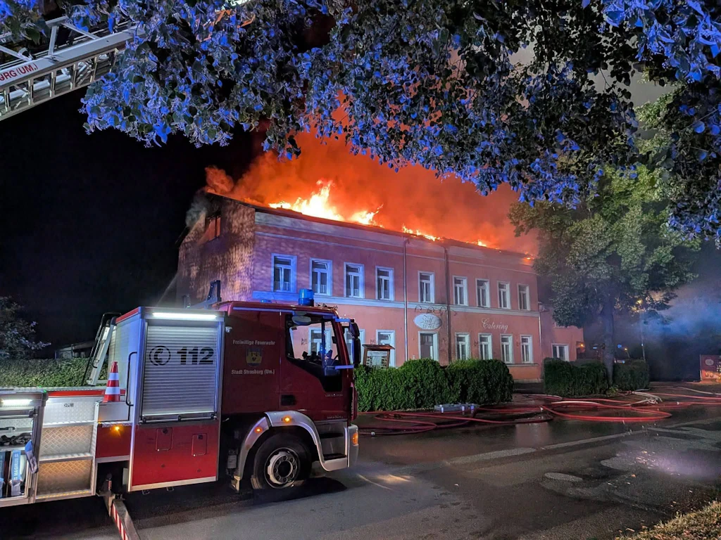 Dachstuhl stürzt ein: Feuer zerstört Wohnhaus mitten in der Nacht