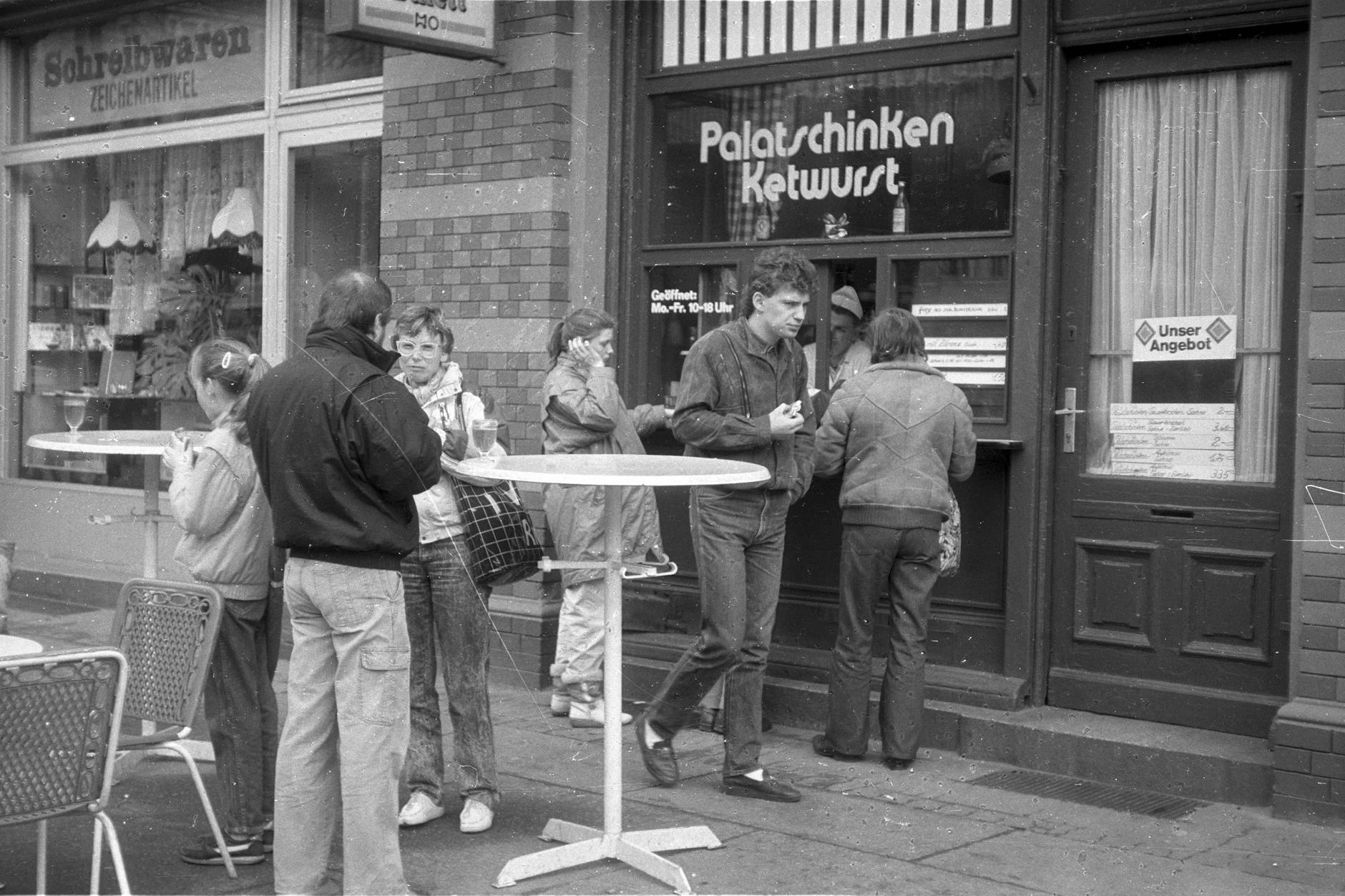 Palatschinken und Ketwurst-Schnellimbiss an der Schönhauser Allee in Berlin-Prenzlauer Berg. Ketwurst gab es in der DDR an jeder Ecke.
