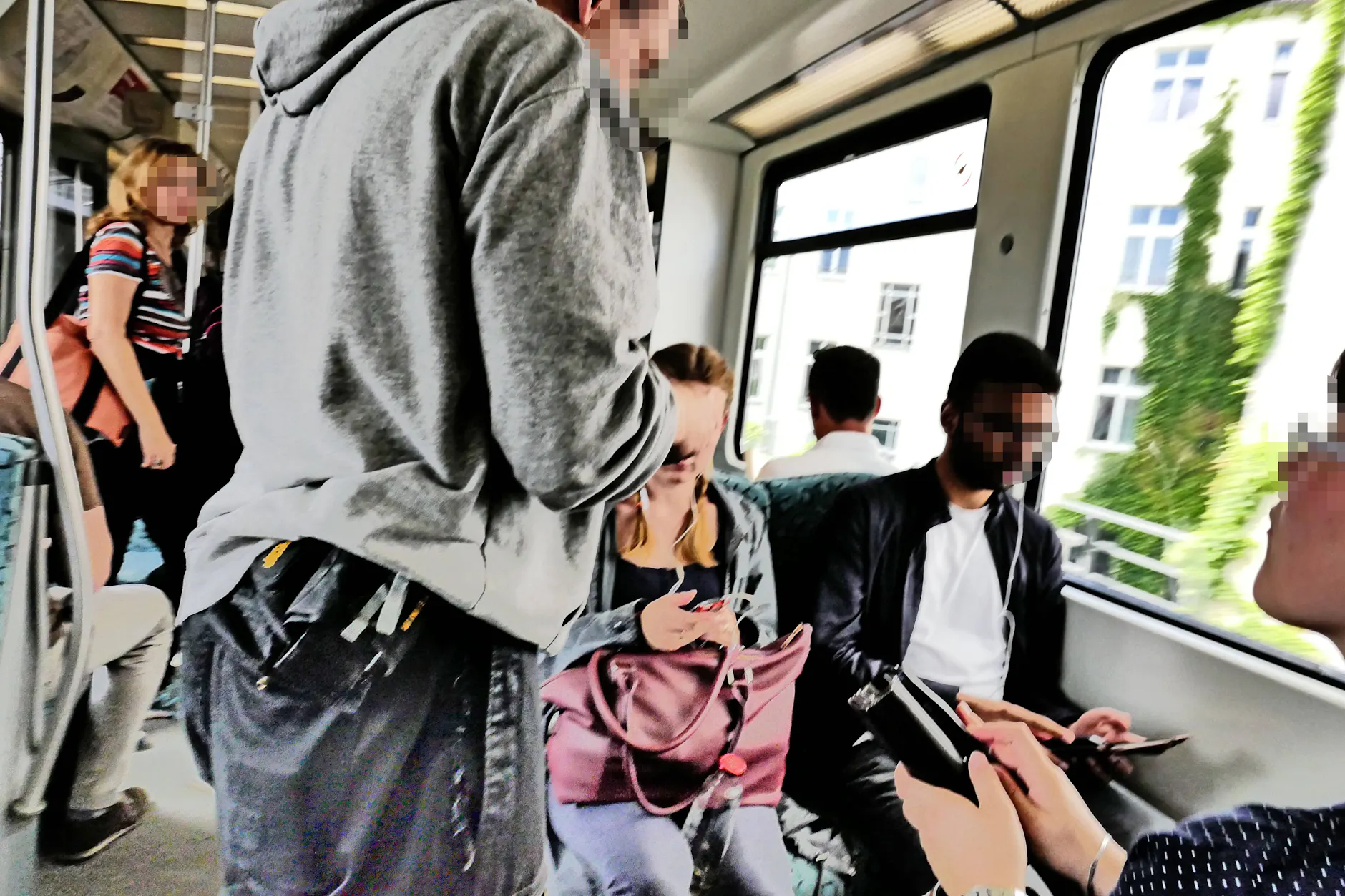 <a href="https://www.berliner-kurier.de/panorama/bahnmitarbeiter-stuerzt-aus-zug-li.10210931">Fahrscheinkontrolle in einer Berliner S-Bahn</a>. Wer da ein geschenktes Ticket zeigt, kann eine böse Überraschung erleben.