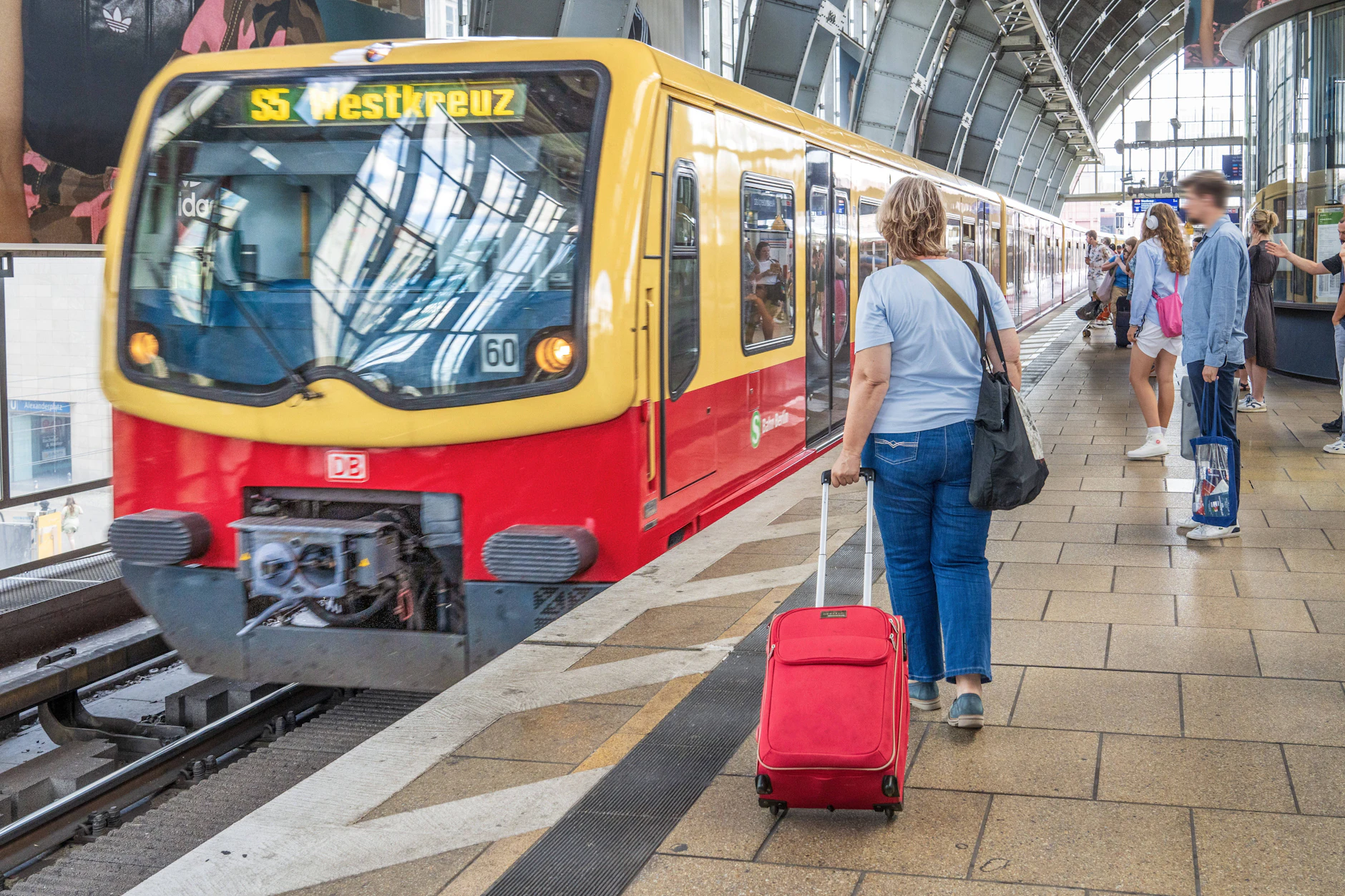 Gerade in der Urlaubszeit ist das eine spannende Frage: Kann ich meine Umweltkarte für die S-Bahn oder für die BVG jemanden anders geben, wenn ich verreist bin?
