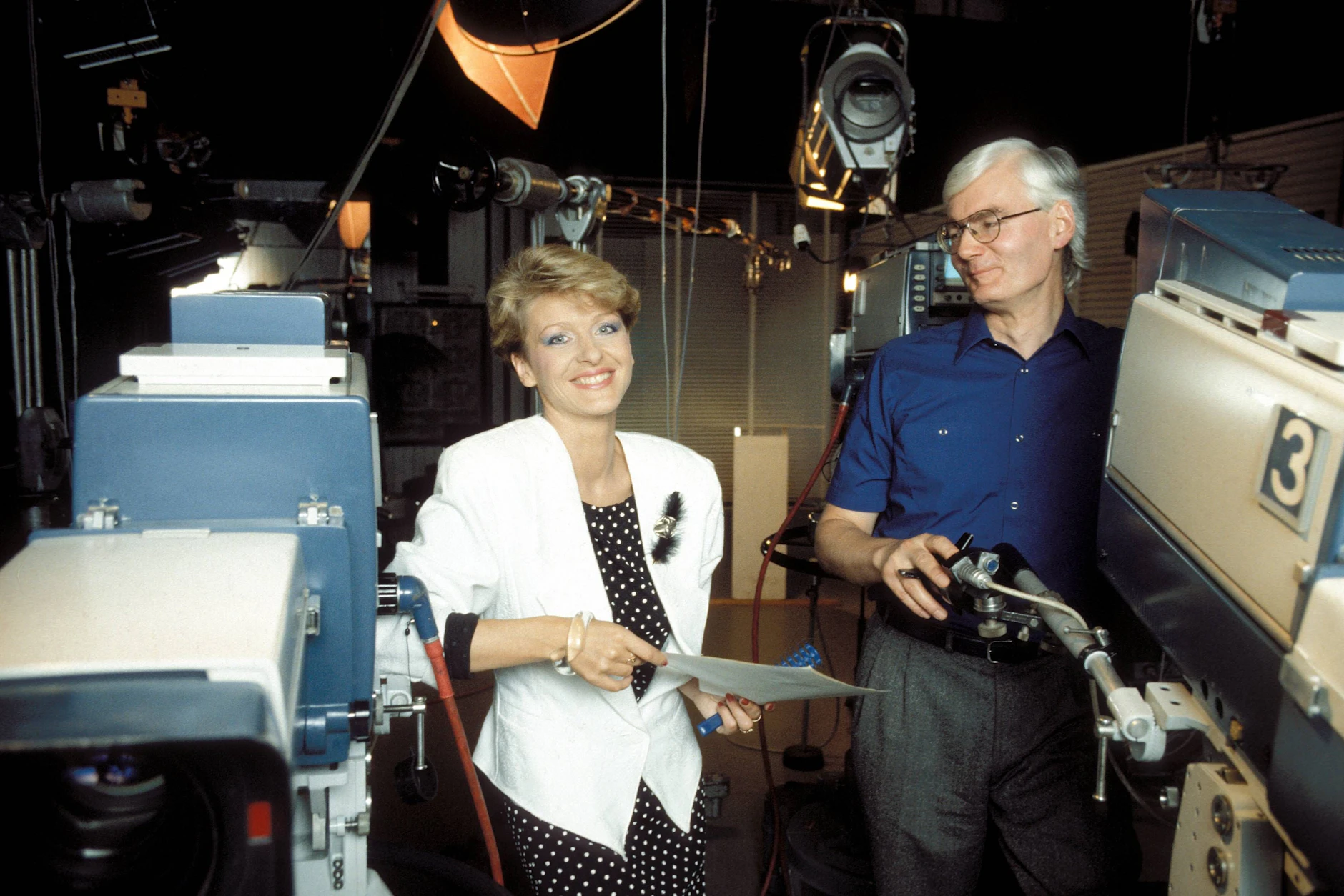 Carmen Nebel (l.) hinter den Kulissen des DDR-Fernsehens: Ihre Karriere begann als Programmansagerin.