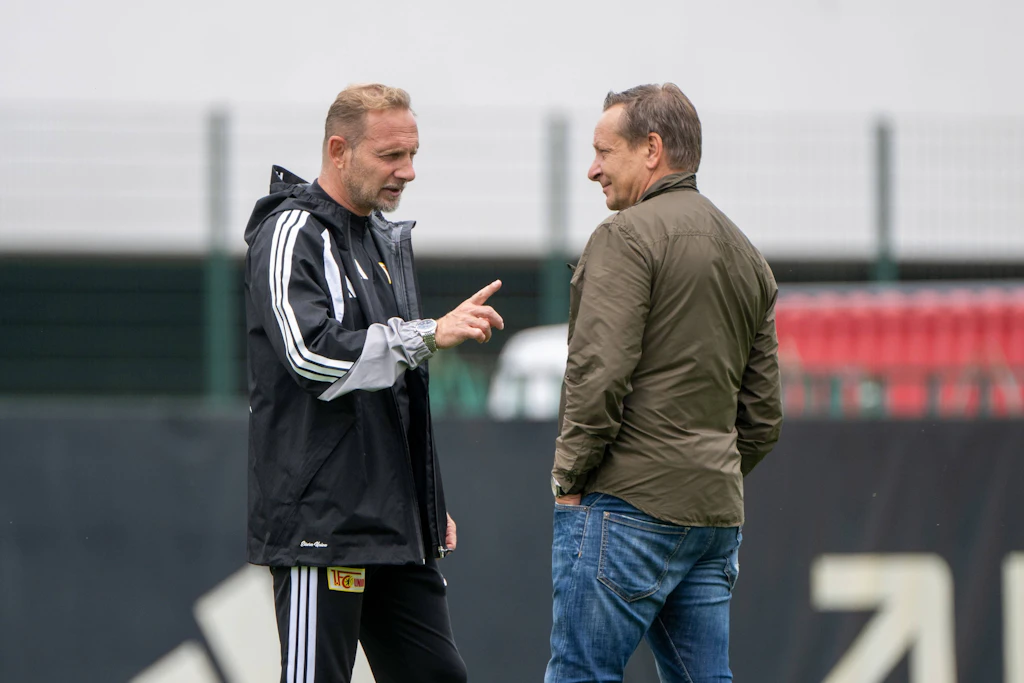 Trainer Mauro Lustrinelli hätte von Geschäftsführer Horst Heldt (v.l.) sicher gerne noch einen Stürmer bekommen.