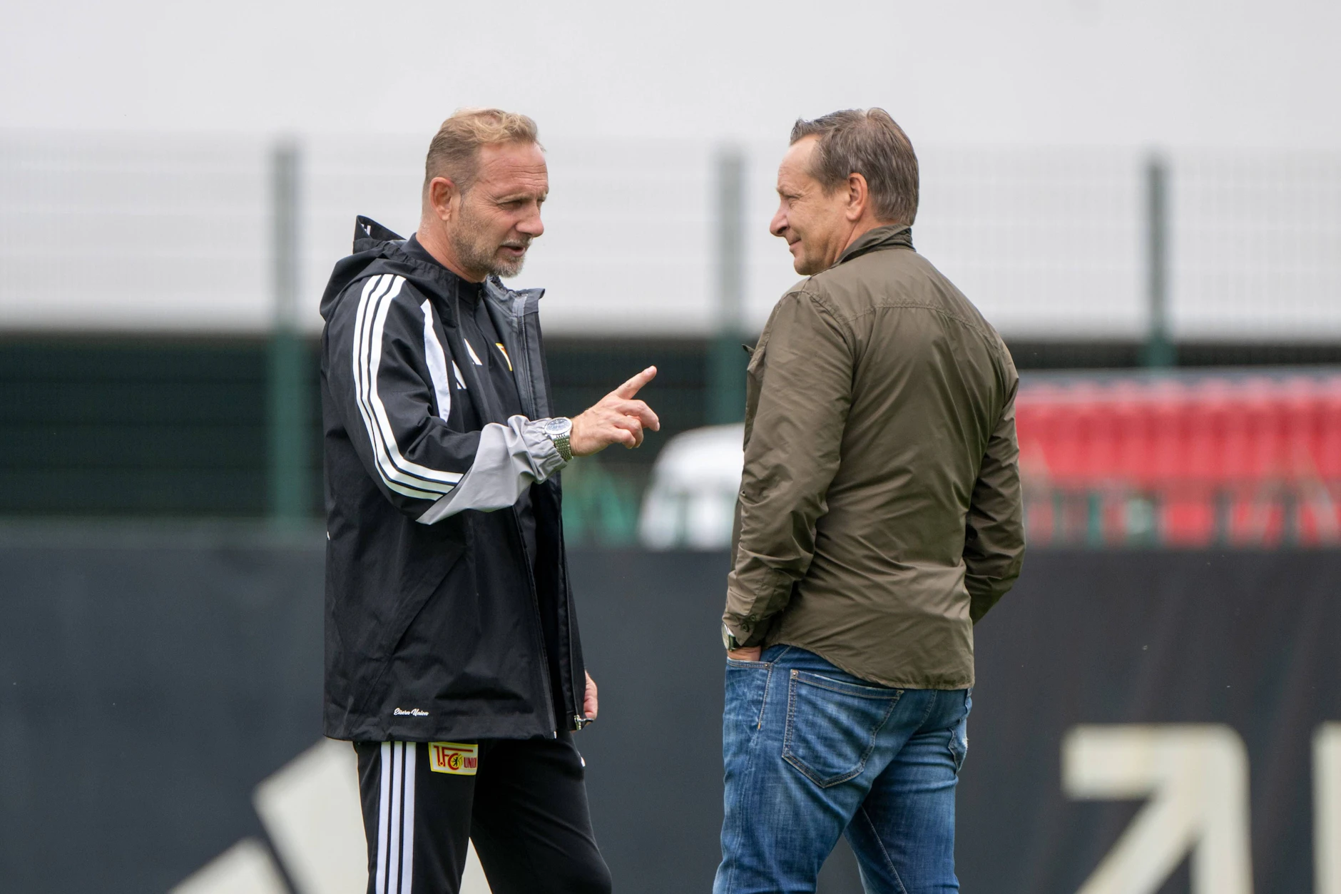 Geschäftsführer Horst Heldt (r.) hat Trainer Mauro Lustrinelli endlich einen Neuzugang präsentiert.