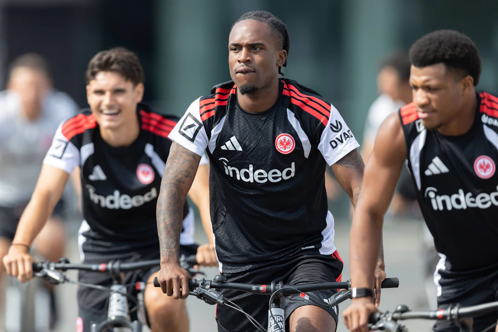 Noel Futkeu (Mitte) hat bei Eintracht Frankfurt keine Zukunft und wurde aus dem Kader für das Trainingslager gestrichen.