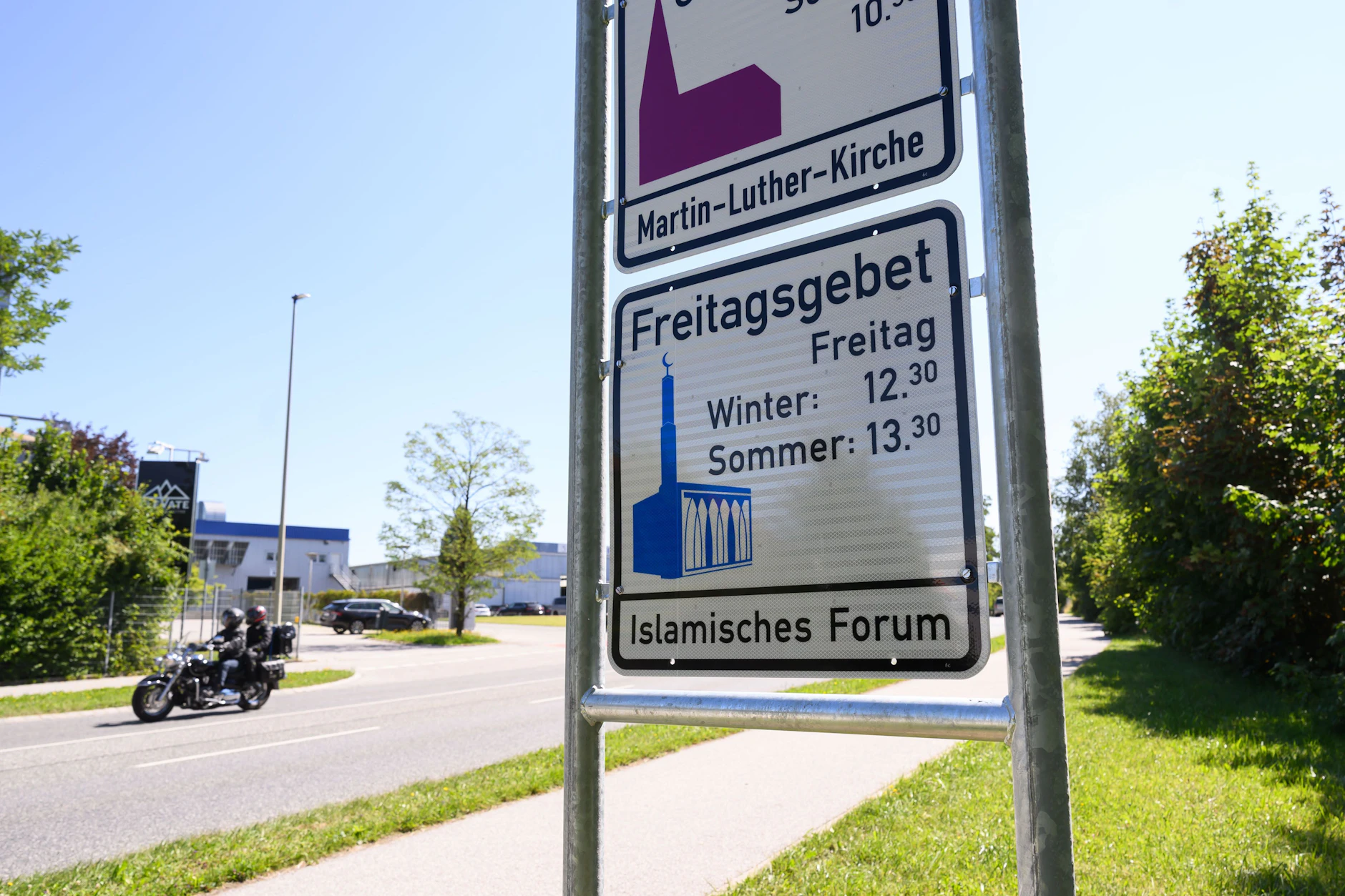 Jetzt auch mit Freitagsgebet: Die Gottesdienst-Tafel am Ortseingang von Penzberg.