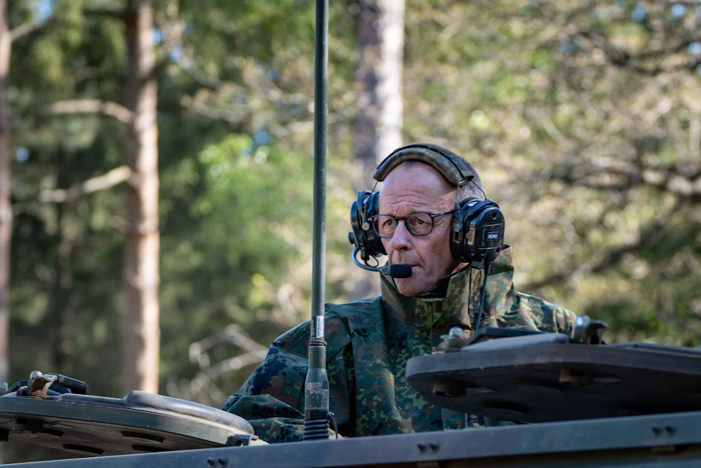 Bundeskanzler Friedrich Merz auf einem GTK-Boxer-Radpanzer, einem Gemeinschaftsprodukt von Rheinmetall und KNDS