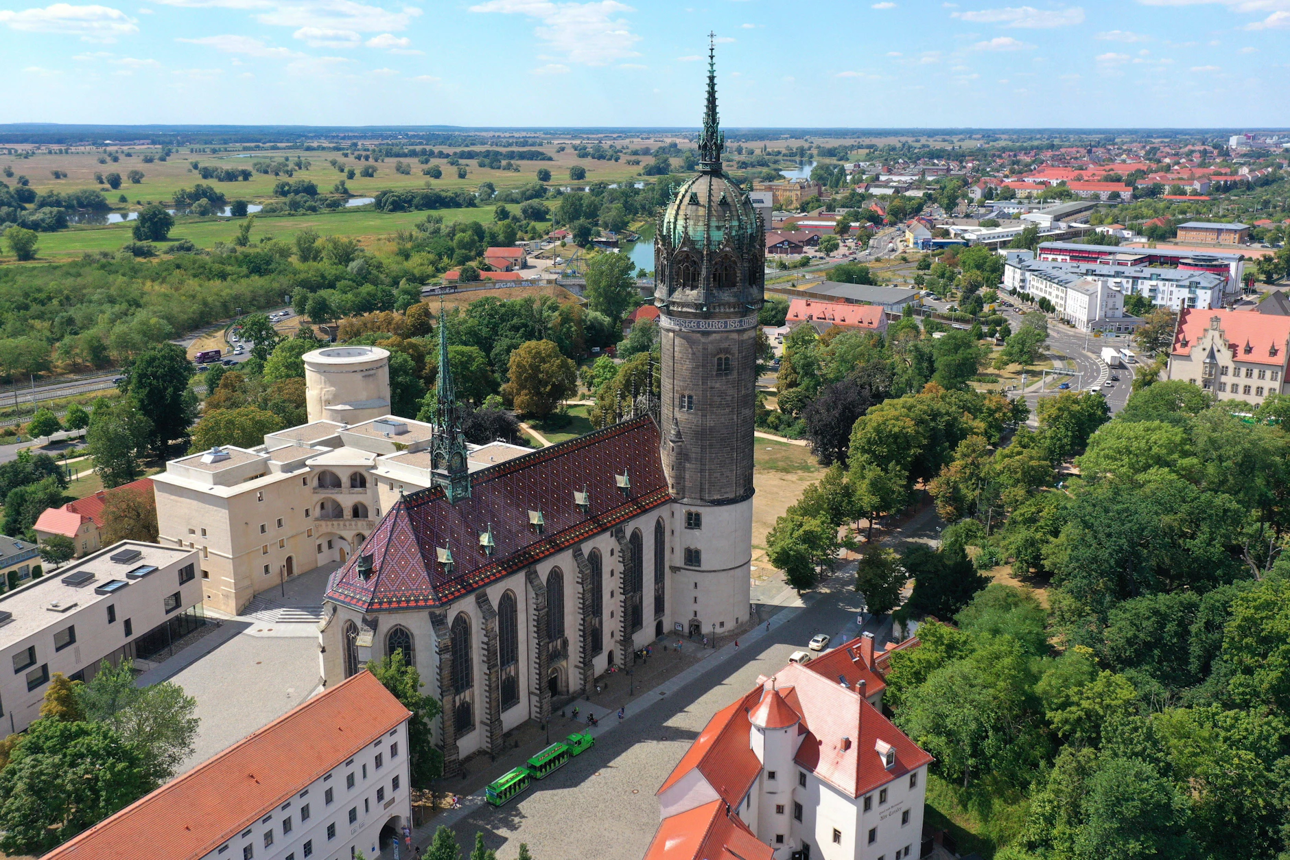 Lutherstadt Wittenberg mit der Schlosskirche ist ein Highlight auf der Via Imperii-Tour.