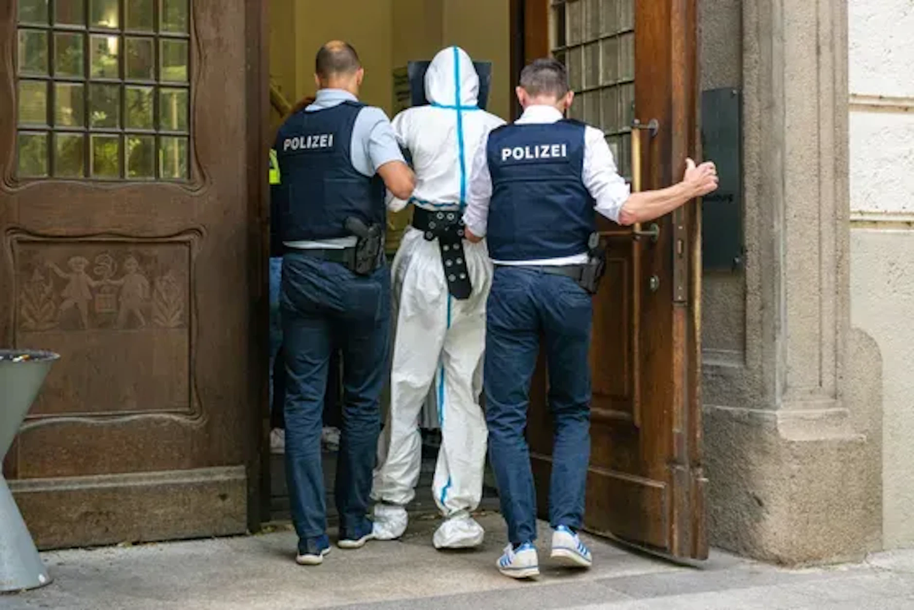 Ein Tag nach der tödlichen Messerattacke auf den Filialleiter der Bank in Regensburg wird&nbsp; der mutmaßliche Täter zum Haftrichter gebracht.
