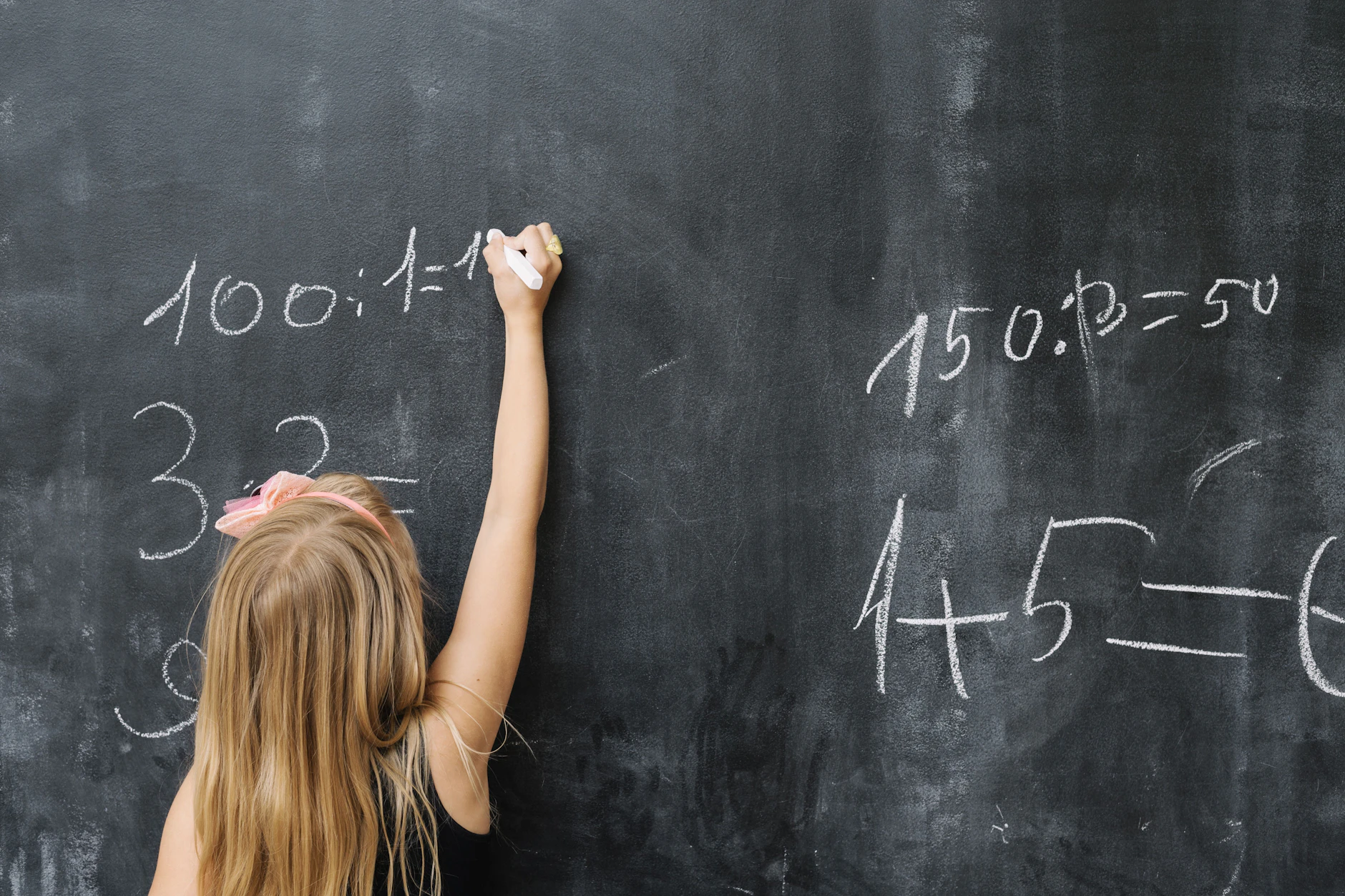 Ein Lösungsansatz wäre, bereits in der Schule über Altersvorsorge, Sparverträge, Versicherungen und Rente aufzuklären.