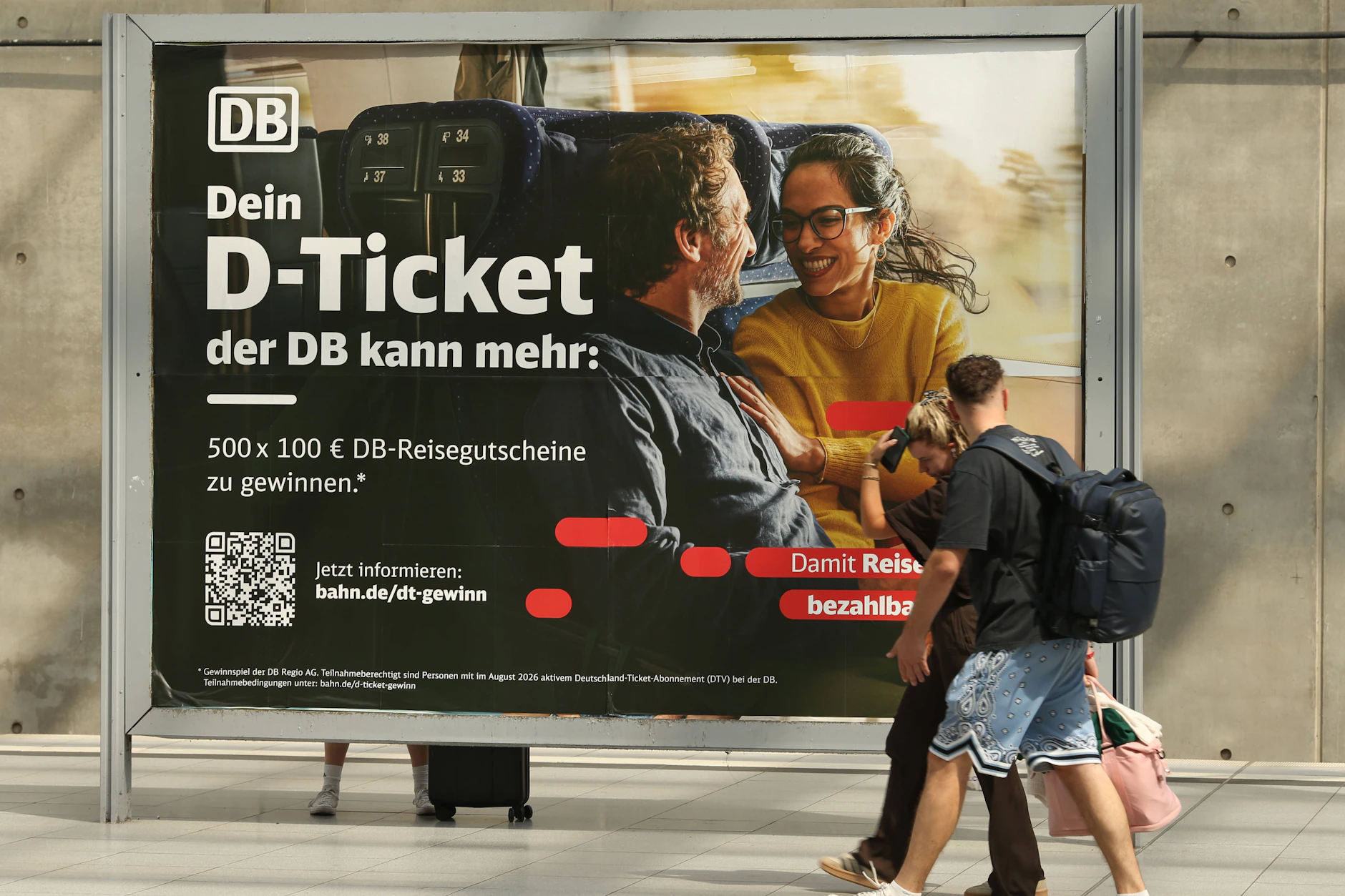 Auf dieser Werbetafel steht es: <a href="https://www.berliner-kurier.de/berlin/bvg-s-bahn-fahrkartenautomaten-abschaffen-li.10217428"></a><a href="https://www.berliner-kurier.de/berlin/bvg-fahrkartenautomaten-abschaffung-ohne-ticket-li.10220492"></a><a href="https://www.berliner-kurier.de/berlin/bvg-fahrkartenautomaten-abschaffung-ohne-ticket-li.10220492"></a><a href="https://www.berliner-kurier.de/berlin/bvg-fahrkartenautomaten-abschaffung-ohne-ticket-li.10220492">Das Deutschlandticket kann sehr viel, aber nicht alles.</a> Man darf das Ticket nicht weitergeben.