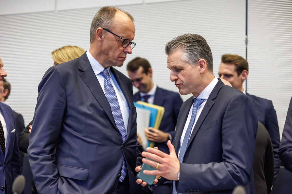 Bundeskanzler Friedrich Merz im Gespräch mit Thorsten Frei, zu dem Zeitpunkt noch Kanzleramtsminister: Was haben diese beiden Männer in Bezug auf die Sprengung der Nordstream-Pipeline zu verbergen?