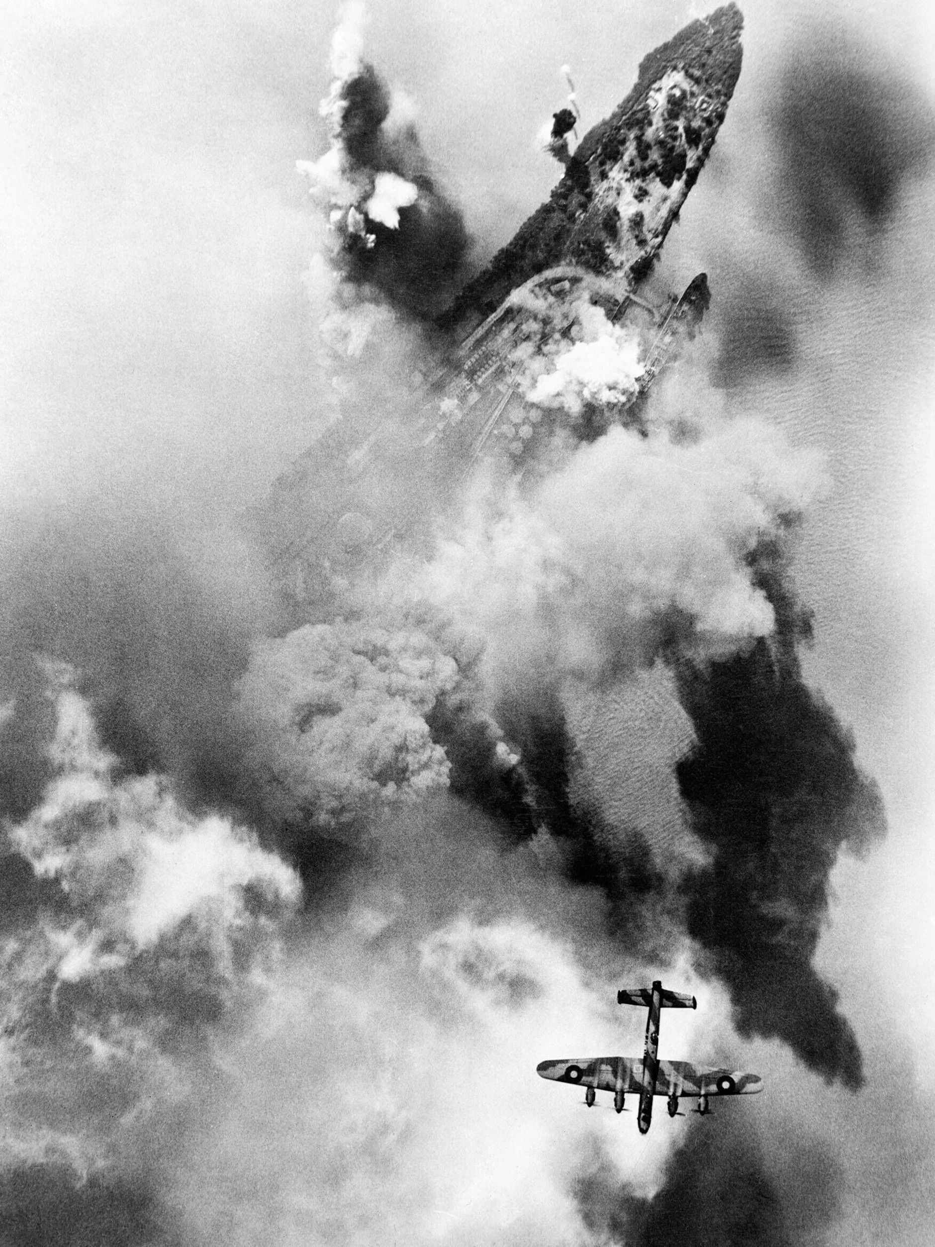 Ein Avro Lancaster bei einem Angriff auf einen Öltank. Solche Flugzeuge wurden eingesetzt, um militärisch wichtige Ziele anzugreifen.