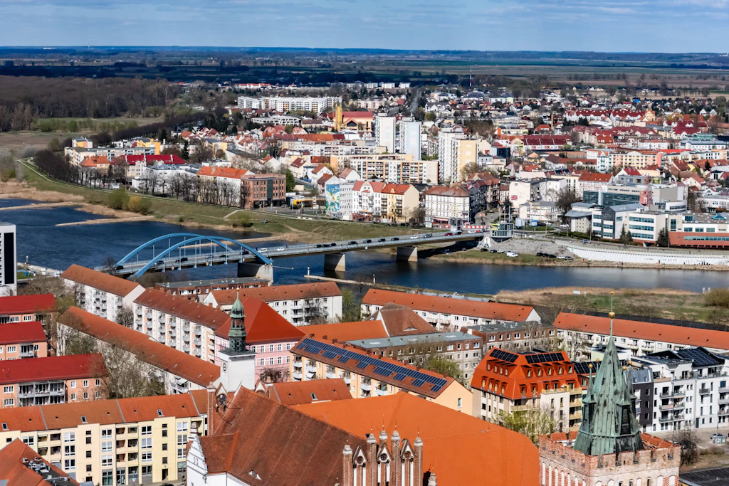 Frankfurt (Oder) und Słubice: Die deutsch-polnische Doppelstadt an der Oder steht sinnbildlich für die enge Verbindung und die unterschiedlichen historischen Prägungen Ostdeutschlands und Polens.