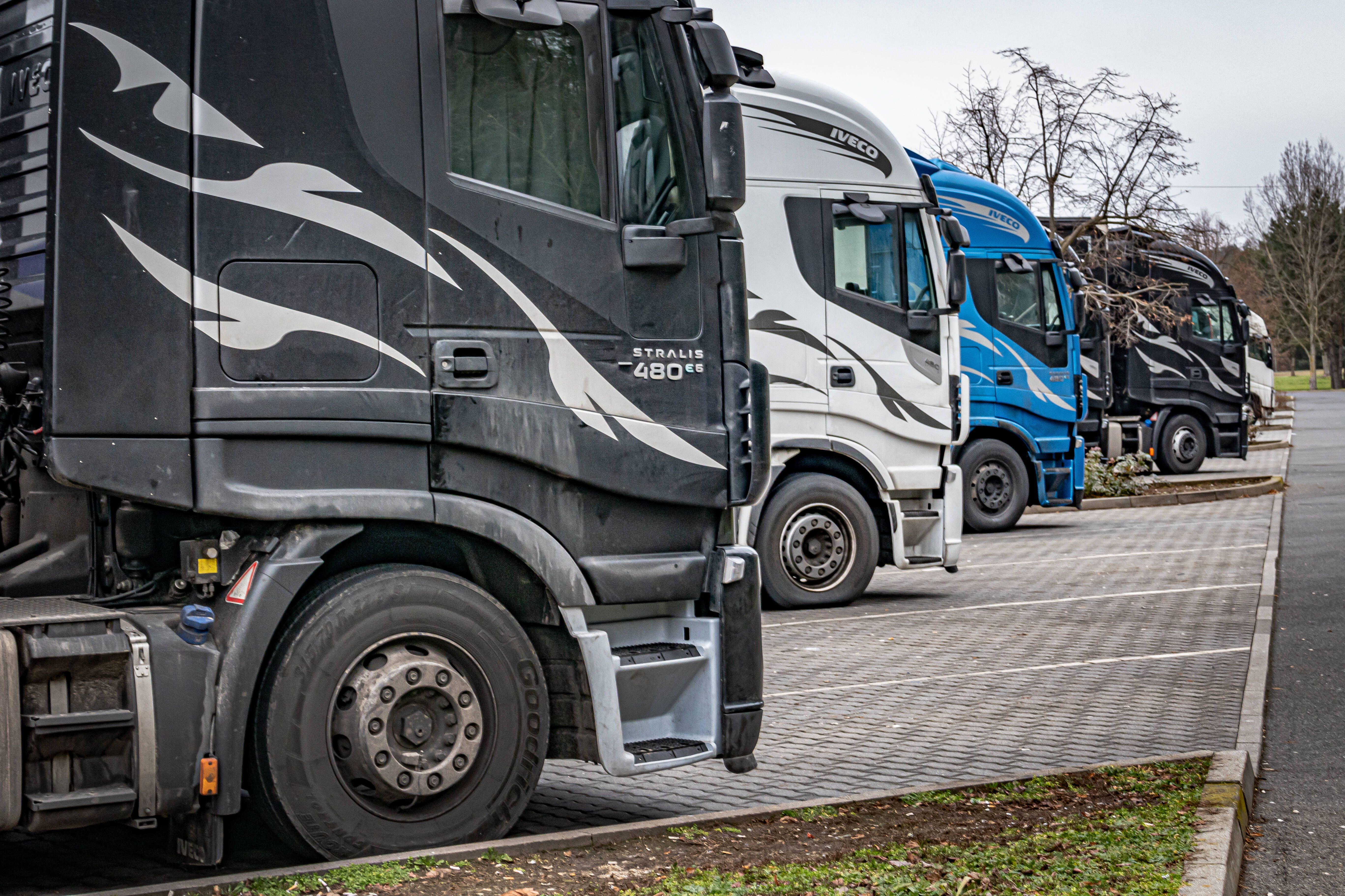 Sie kommen nachts, wenn der Fahrer schläft: So arbeiten die Planenschlitzer auf Autobahnrastplätzen