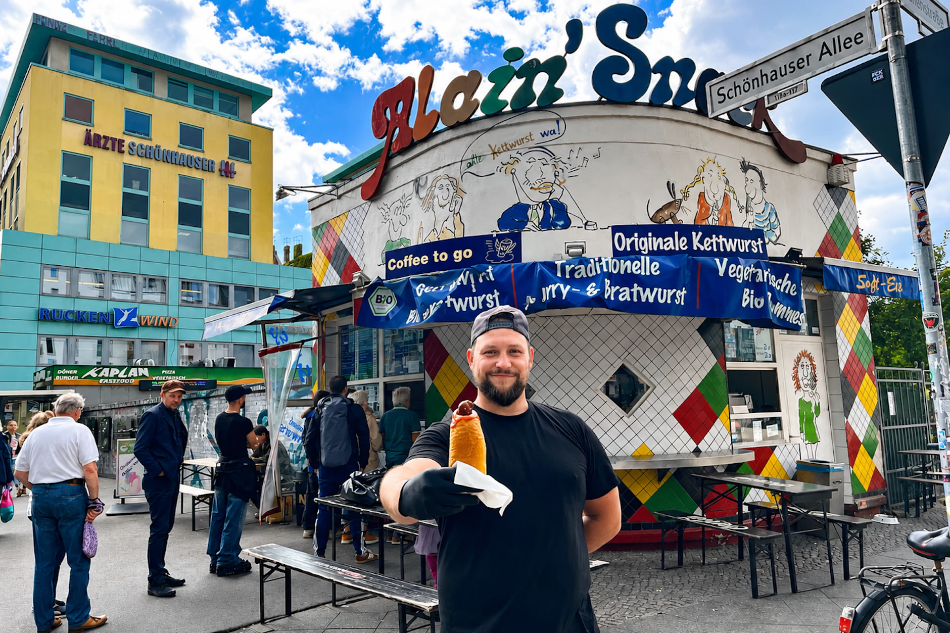 Verkäufer Marcus vor dem Kult-Imbiss an der Schönhauser Allee. Noch gibt es hier Ketwurst nach Original-Rezept.
