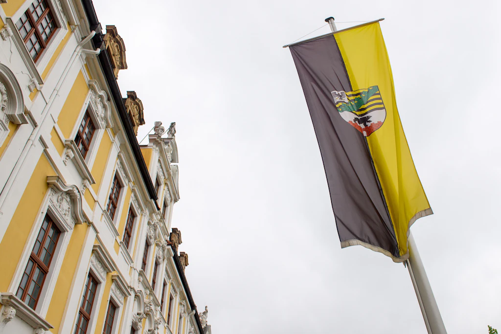 Die Flagge von Sachsen-Anhalt ist vor der Fassade des Gebäudes des Landtags von Sachsen-Anhalt gehisst.
