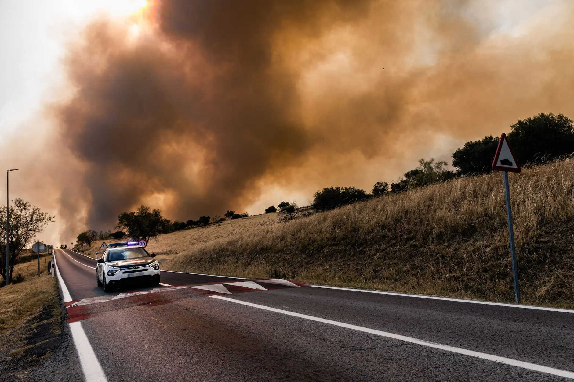 Ein Fahrzeug des spanischen Zivilschutzes überwacht die Ausbreitung des Feuers. Am Donnerstag brach in der Autonomen Gemeinschaft Madrid ein neuer Waldbrand aus.