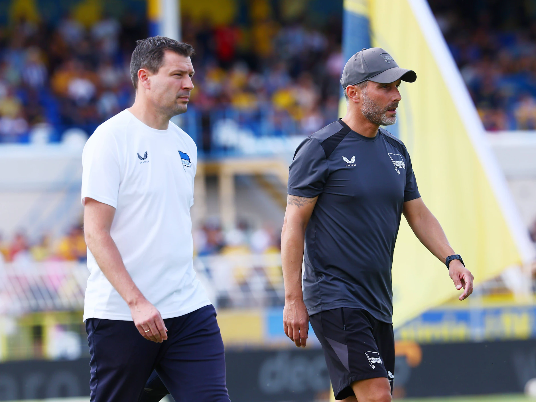 Hertha-Sportdirektor Benjamin Weber und Trainer Stefan Leitl konnten Freitag mit Oluwaseun Adewumi den ersten neuen Spieler begrüßen.