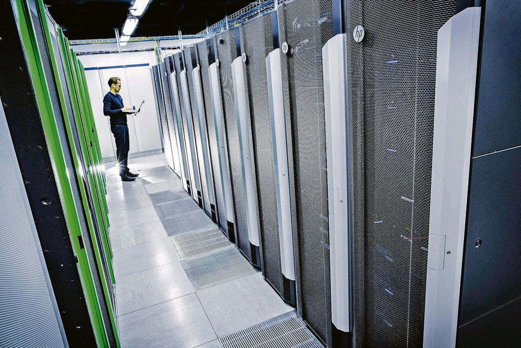 Techniker in einem Rechenzentrum. Fast die Hälfte des erwarteten Mehrverbrauchs geht auf KI-Beschleuniger zurück.
