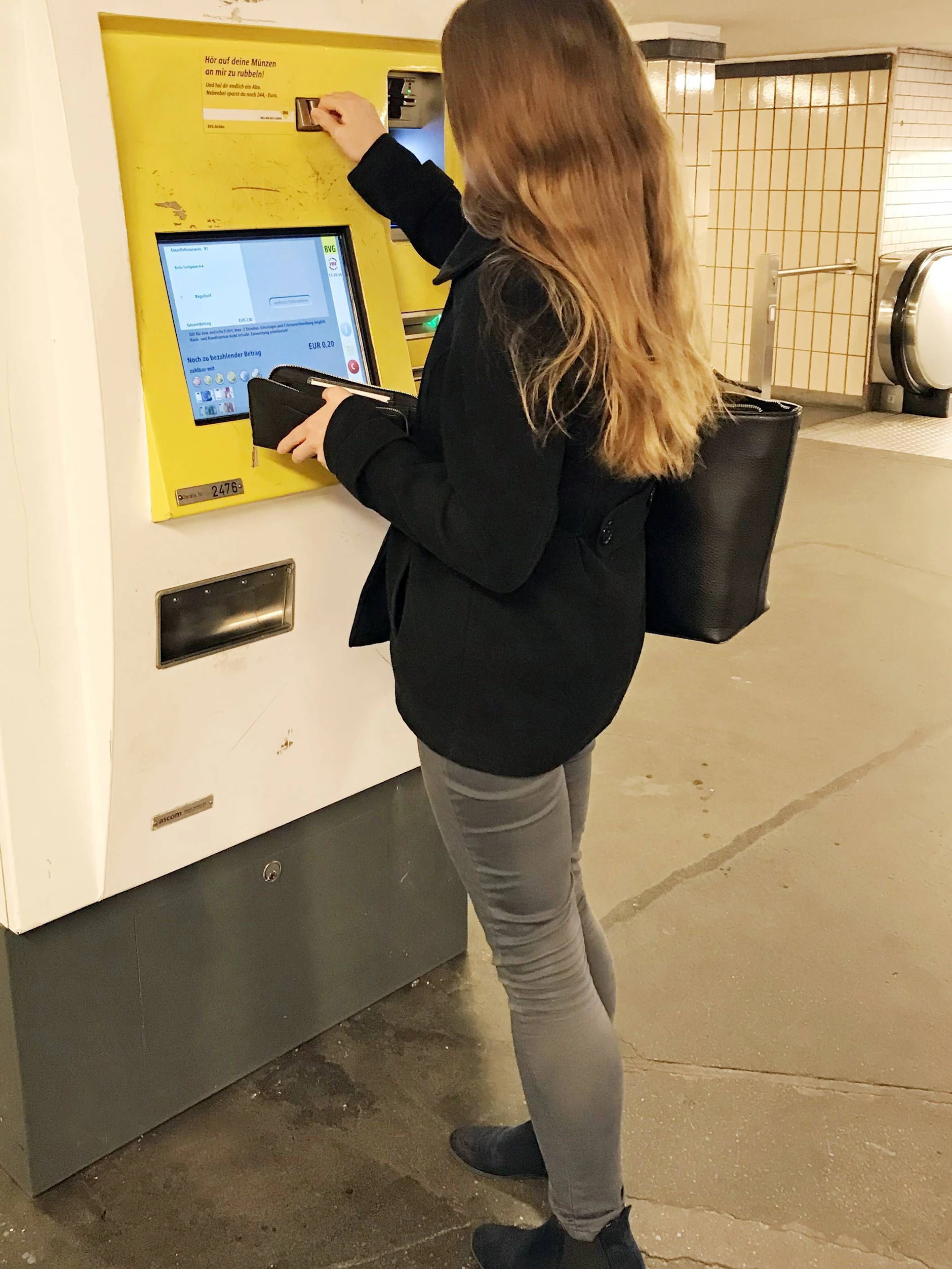 Eine Frau kauft an einem Fahrkartenautomaten der BVG ihr Ticket. Geht es nach dem Berliner Verkehrsbetrieben, sind die Fahrscheine aus Papier bald Geschichte.
