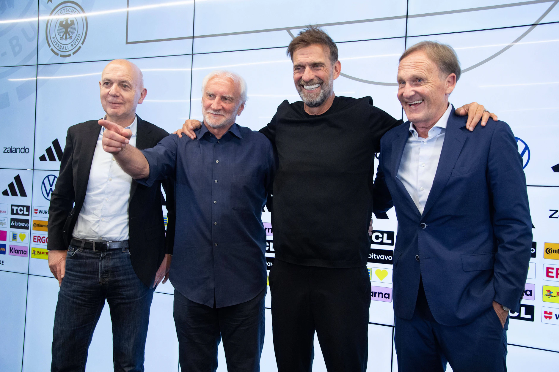 DFB-Präsident Bernd Neuendorf, DFB-Sportdirektor Rudi Völler, Bundestrainer Jürgen Klopp und Vizepräsident Hans-Joachim Watzke beim großen Schulterschluss in der DFB-Zentrale.