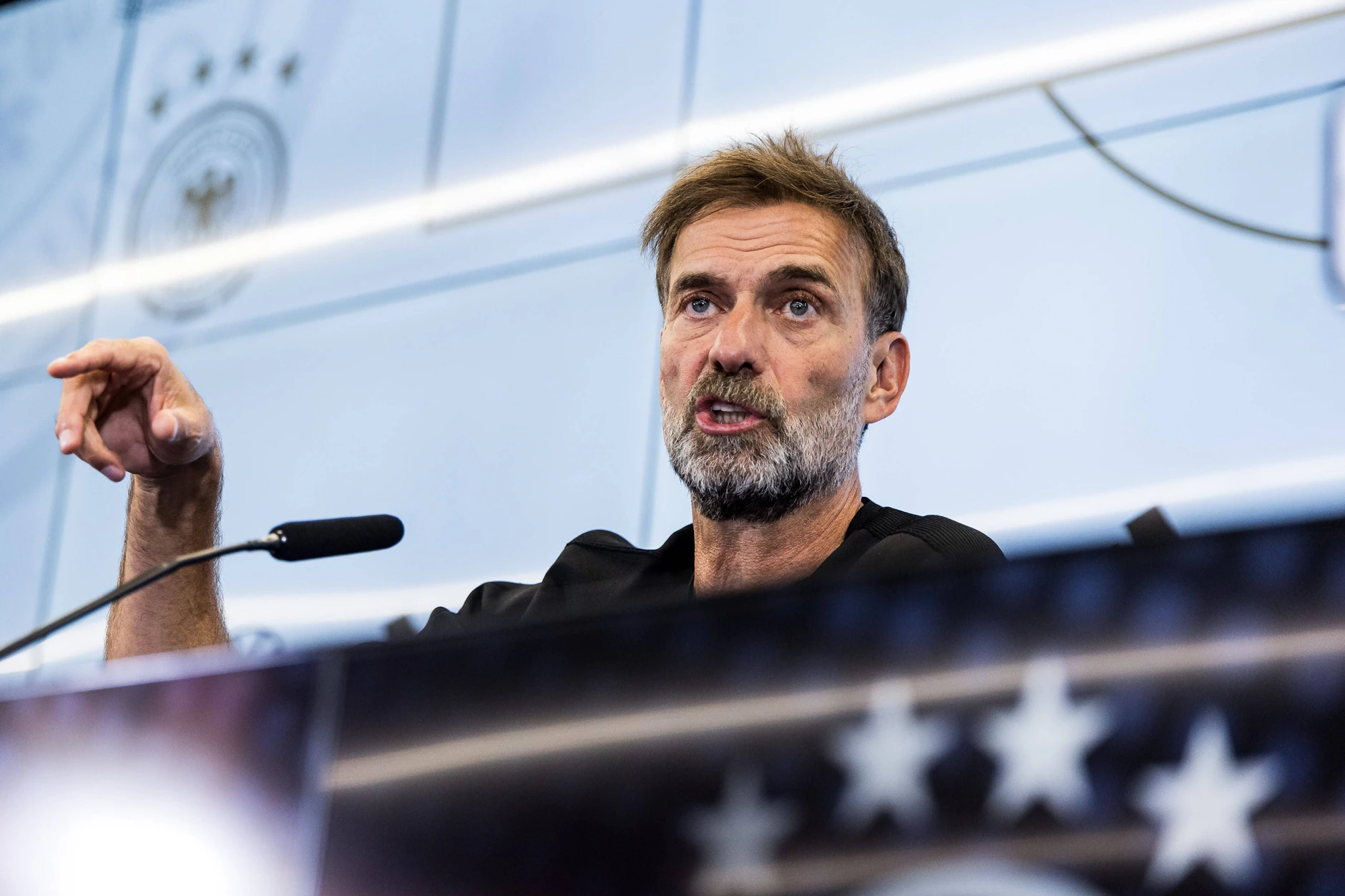 Bundestrainer Jürgen Klopp zeigt den Finger in die Wunde. Jetzt will er es bei der Nationalmannschaft besser machen.