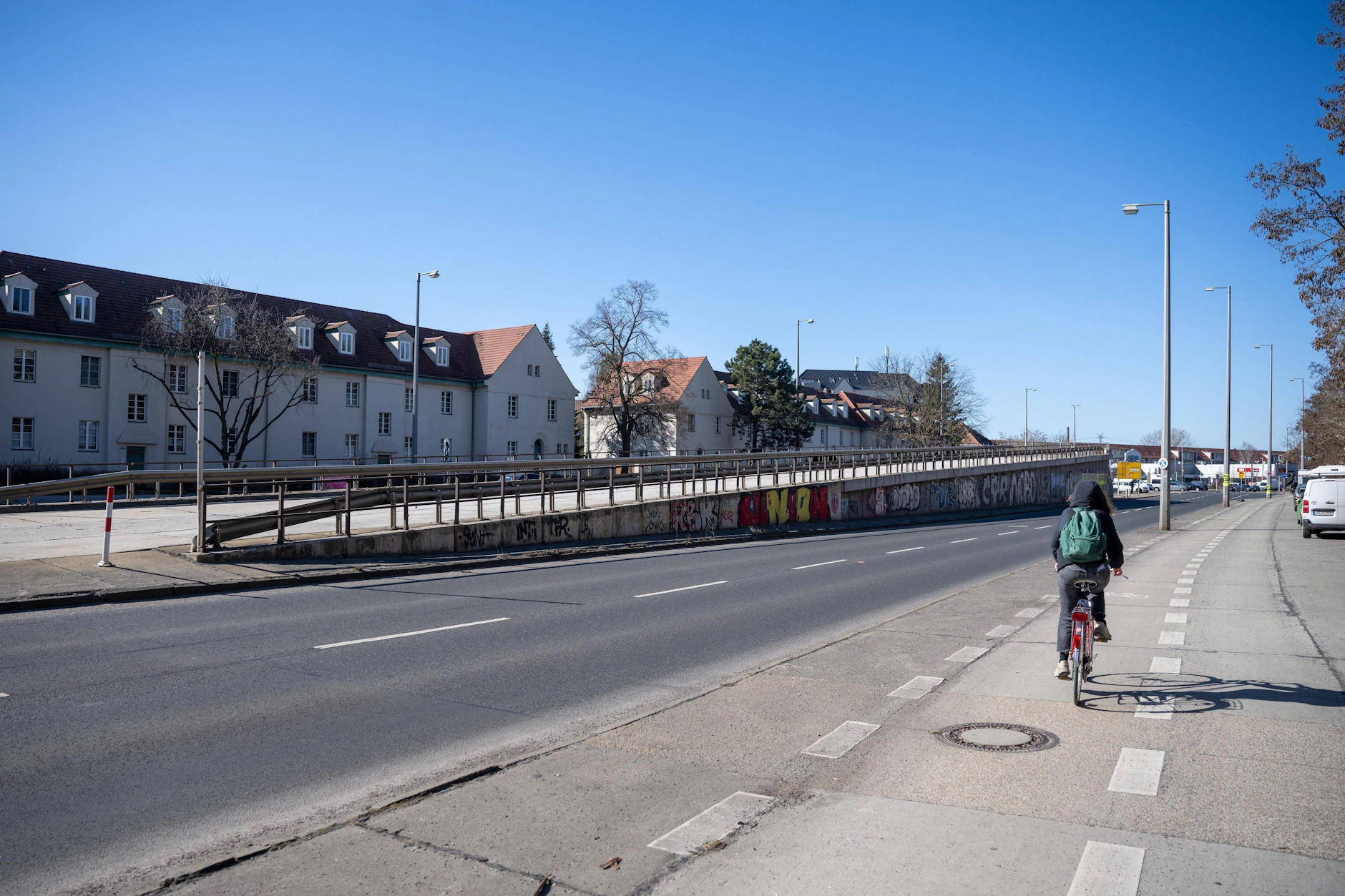 Von der 2025 abgerissenen Wuhlheide-Brücke sind nur noch diese Überreste geblieben. Doch auch sie werden bald verschwinden.