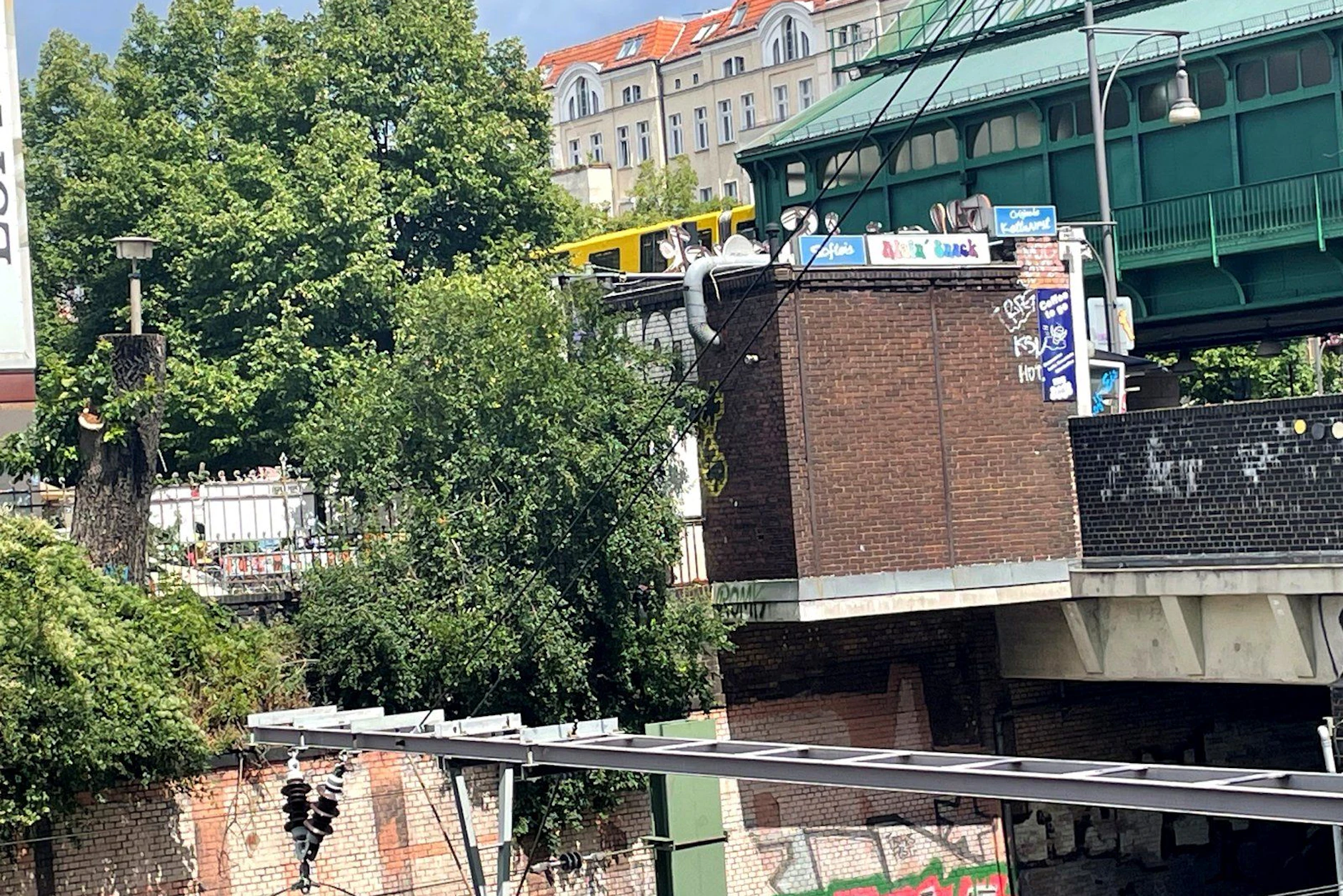 Der Ketwurst-Imbiss hängt förmlich über der alten Brücke.
