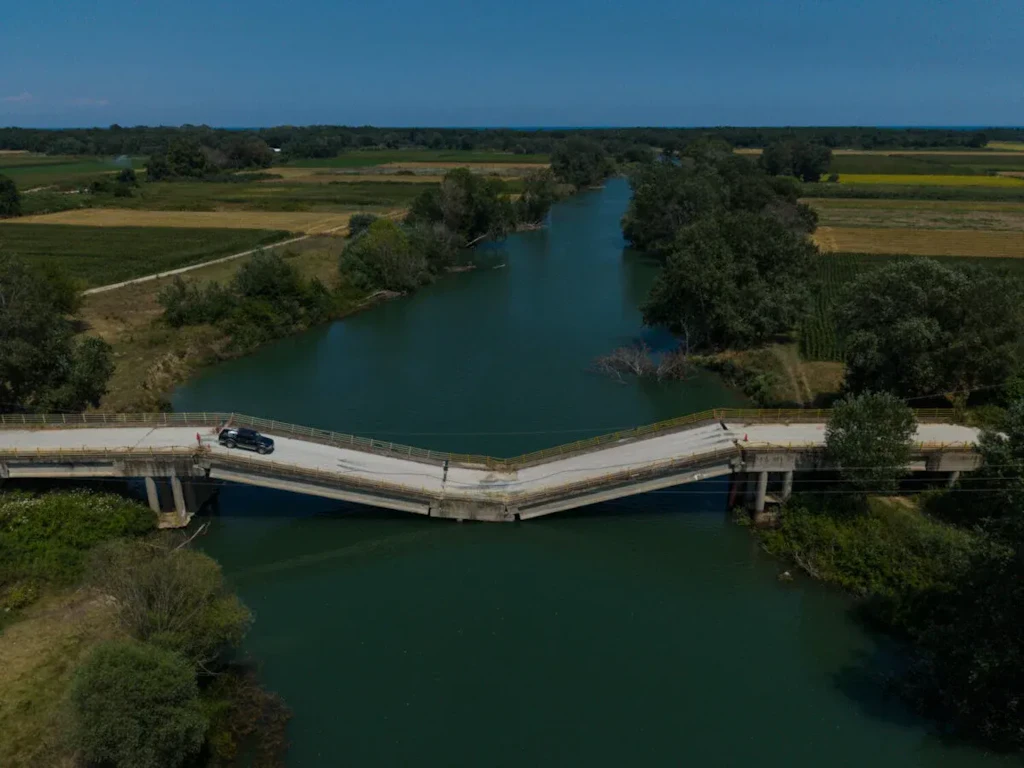 Diese Brücke ist gesperrt – doch in Griechenland fahren hier täglich Autos drüber