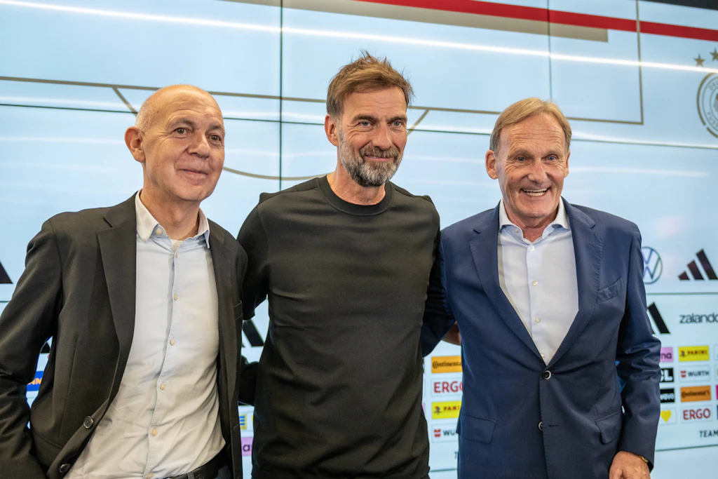 Sind sich in der Bundestrainer-Neubesetzung einig geworden: DFB-Präsident Bernd Neuendorf, Jürgen Klopp und Hans-Joachim Aki Watzke Vorsitzender des Aufsichtsrates (v.l.)