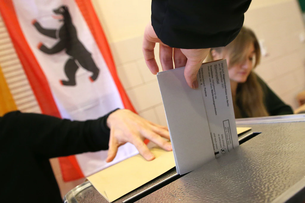 Berlin hat aus den Fehlern der Vergangenheit gelernt und druckt eine Stimmzettelreserve.
