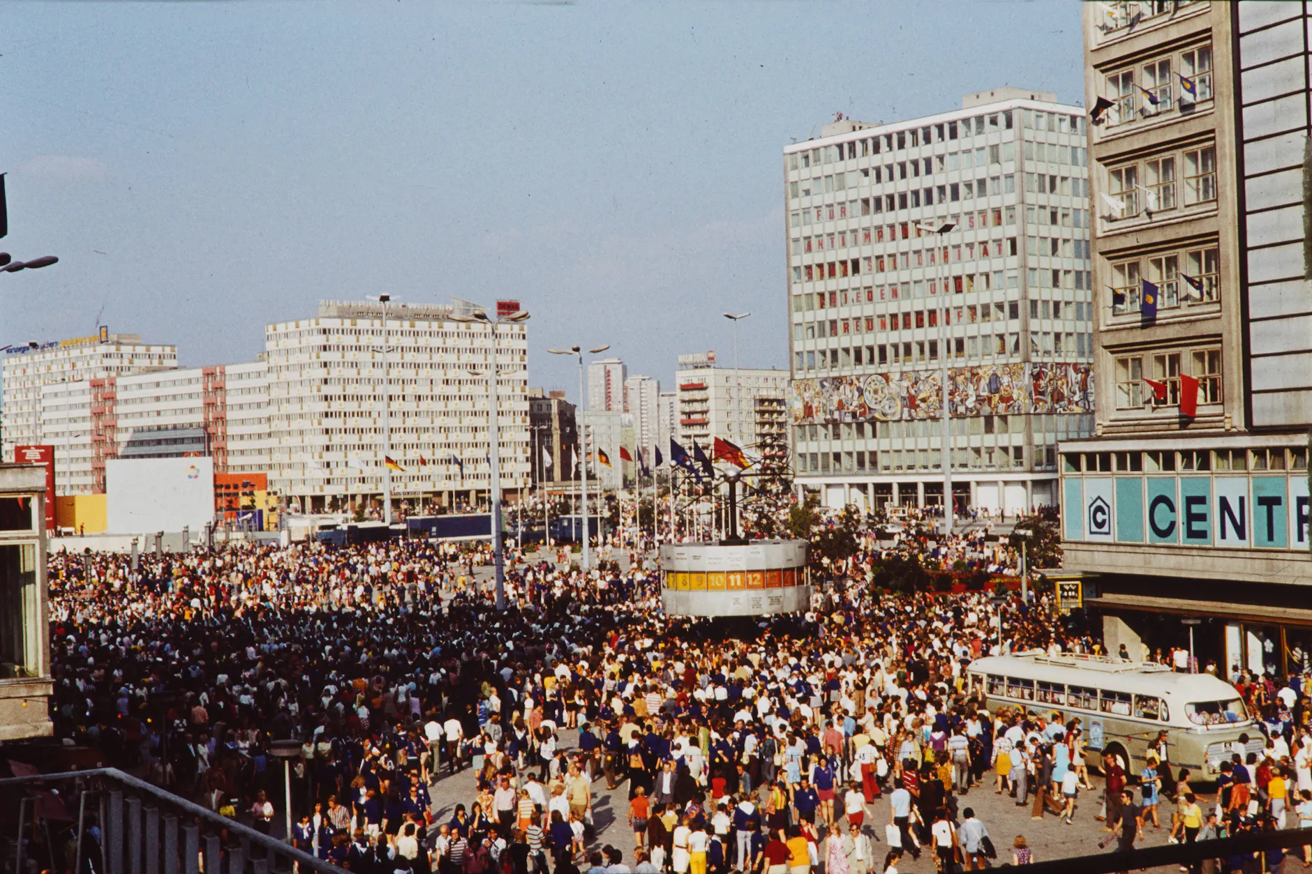 Der Alexanderplatz zu DDR Zeiten in den 80er-Jahren: Wenn dort der Solidaritätsbasar der Journalisten stattfand, strömten die Menschen auf den Platz.