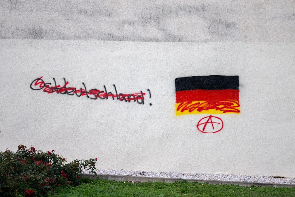 „Ostdeutschland!“ durchgestrichen, daneben Schwarz-Rot-Gold: Bei Deutschlands Eliten ist die Grenze bis heute sichtbar.