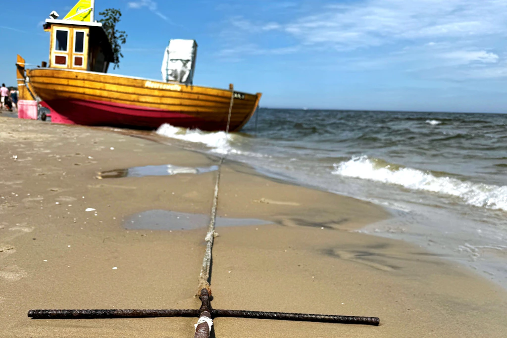 Ein Fischkutter in Ahlbeck liegt auf dem Trocknen, der Küstenfischerei in Mecklenburg-Vorpommern steht das Wasser aber bis zum Hals.