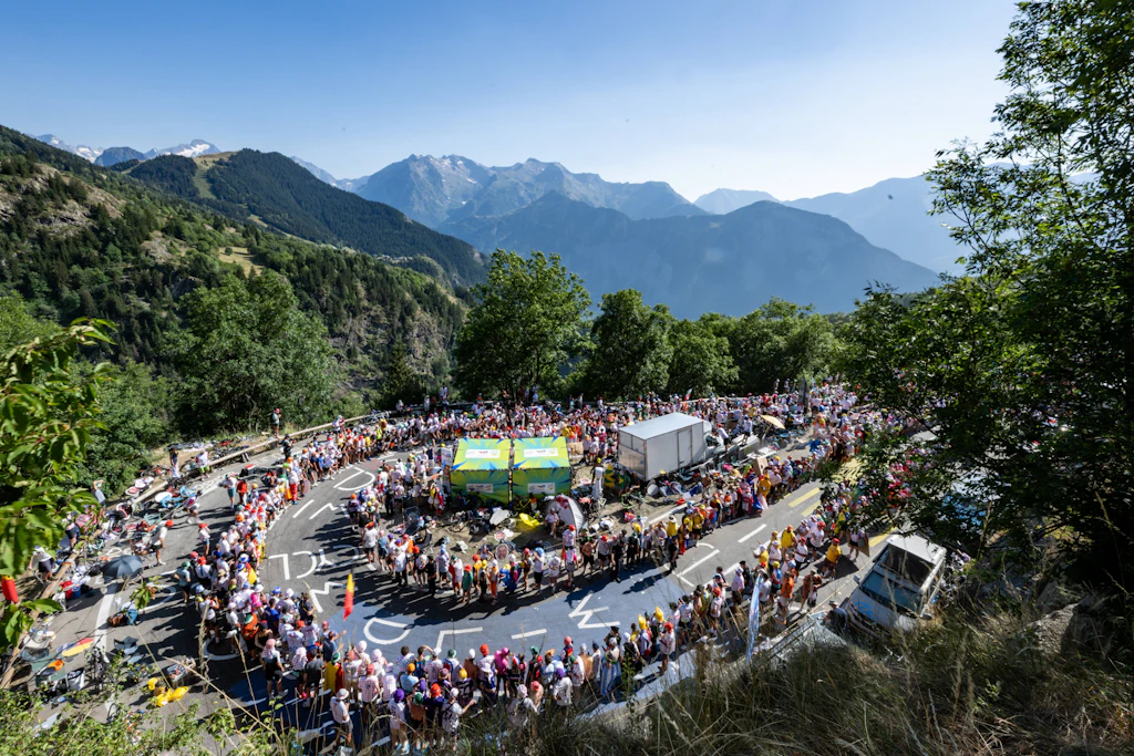 Pogačar siegt auf Alpe d’Huez und baut Führung weiter aus